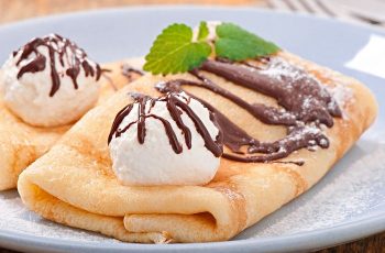 Receta de panqueques con helado de crema y salsa de chocolate