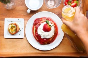 Receta de torta de panqueques y jarabe de frutilla