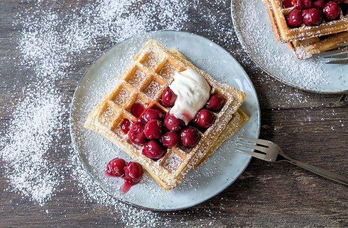 Receta de gofres belgas con arroz con leche y guindas Receta de waffles belgas con arroz con leche y guindas