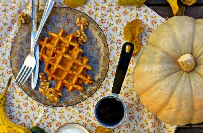 Receta de gofres de pipas de calabaza con mantequilla de salvia Receta de waffles de pepas de calabaza con mantequilla de salvia
