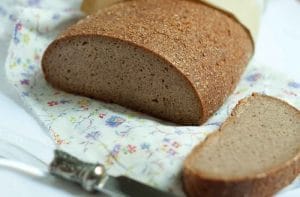 Rebanadas de pan de centeno tostado para base de sándwich