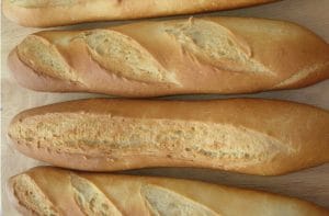 Receta de barra española Pan de barra o baguette fresco, el tipo de pan tradicional usado para montar el bocadillo de calamares.