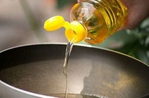 Aceite para freir Aceite neutro (girasol o canola) en una cuchara, grasa vegetal para pan de plátano.
