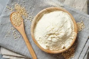 Harina de quinua Harina de quinua (quinoa flour) en polvo, ingrediente proteico para pan casero.