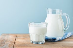 Leche Leche entera a temperatura ambiente para amasar pretzel
