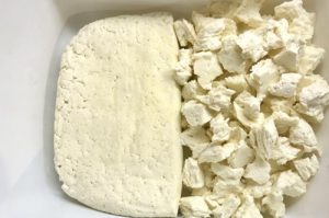 Queso cuajada Queso cuajada desmenuzado, queso fresco tradicional para almojábanas y pandebonos colombianos.
