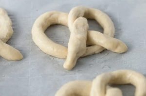 Masa pretzel Pretzel crudo después de hervir en solución de bicarbonato y salado