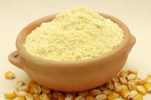 Harina de maiz Harina de maíz amarillo en un tazón, ingrediente principal para hacer almojábanas colombianas.