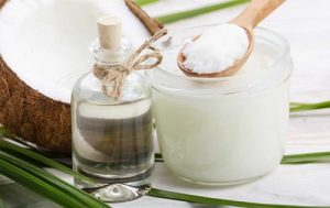 Aceite de coco Aceite de coco derretido, listo para ser agregado a la masa de pan keto.