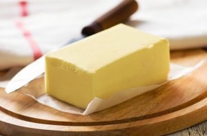 Mantequilla Mantequilla sin sal y huevos, ingredientes húmedos clave para la textura del brownie.
