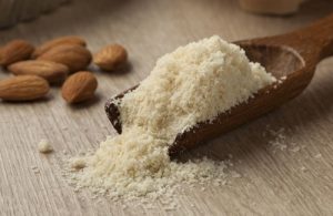 Almendras molidas Almendras molidas, ingrediente base para el mazapán de los panellets, en un bol de mezcla.