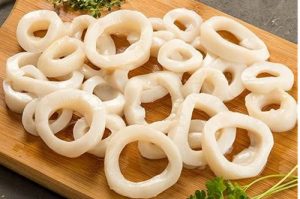 Anillos de calamar Anillas de calamar crudo limpias y cortadas, listas para ser rebozadas en harina y huevo.