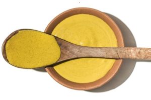 Mostaza de Dijon o picante untada sobre pan para pastrami