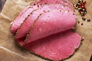 Lonchas de Pastrami caliente y especiado para sándwich