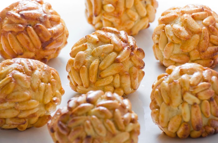 Receta de panellets de piñones Panellets de piñones, dulces tradicionales catalanes de mazapán y piñones, preparados para Todos los Santos.