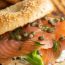 Receta de sándwich de salmón ahumado, queso crema y alcaparras